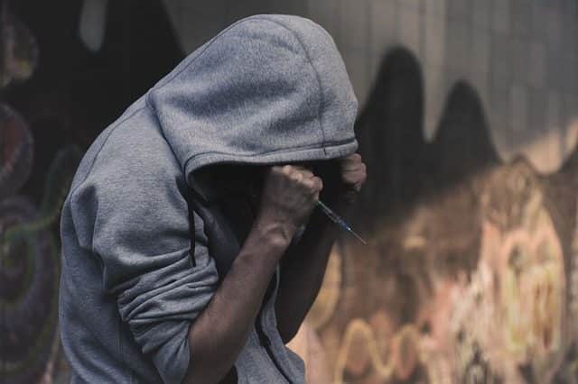 Como evitar a agressividade e falta de diálogo do dependente químico?