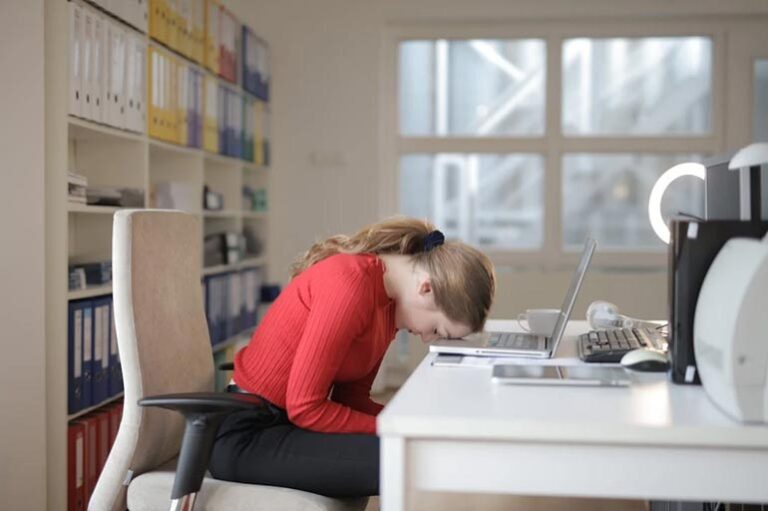 Em caso de suspeita de crise de Burnout, o que o trabalhador deve fazer?