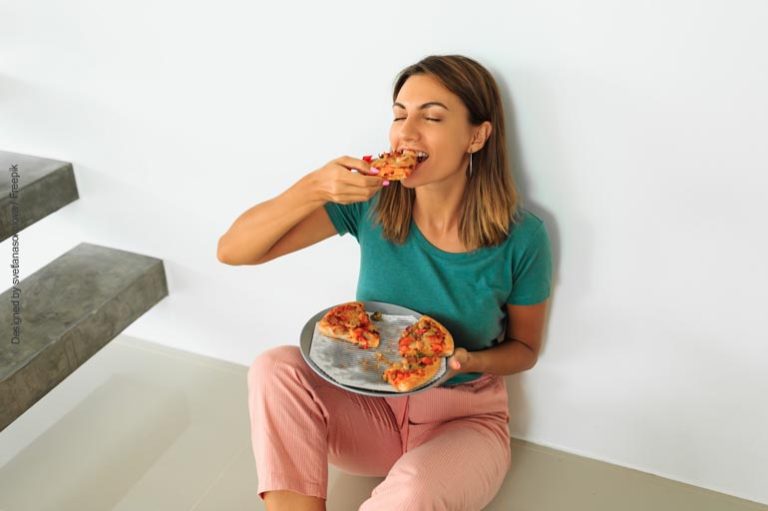 Por que comer traz alívio (e depois culpa)? Entenda a relação entre comida e emoções