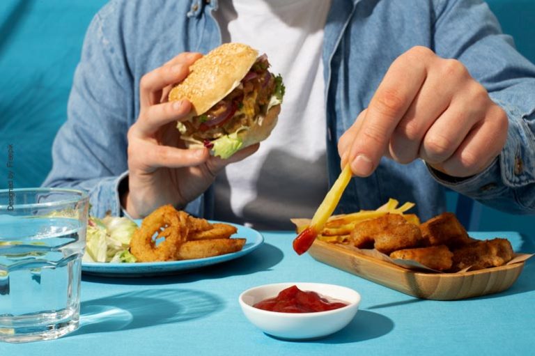 Alerta! 7 sinais de compulsão alimentar que você não pode ignorar